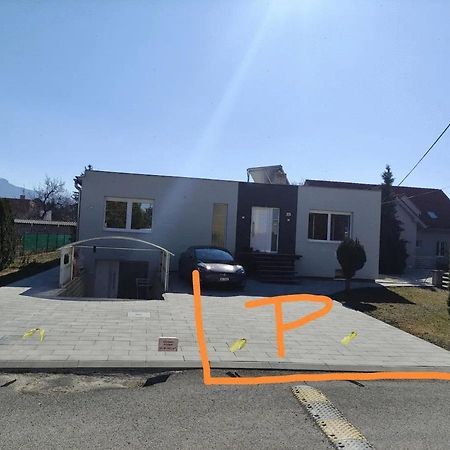 Slnecny Apartmanovy Dom Oslany מראה חיצוני תמונה